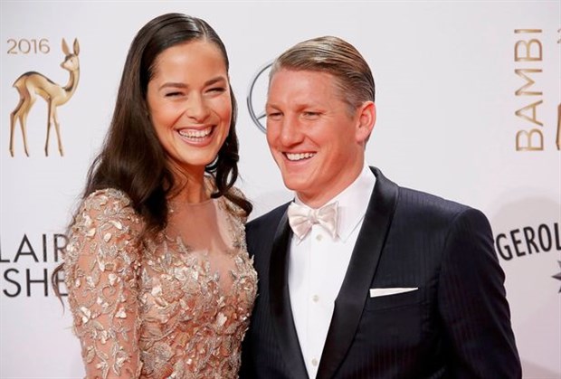 Vợ chồng Schweinsteiger đẹp lộng lẫy khi đi nhận giải