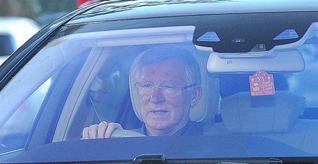 Sir Alex dẫn vợ đến sân tập khích lệ Quỷ Đỏ trước thềm đại chiến