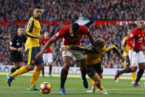 Ảnh bài viết Tình huống Valencia ngã trong vòng cấm Arsenal