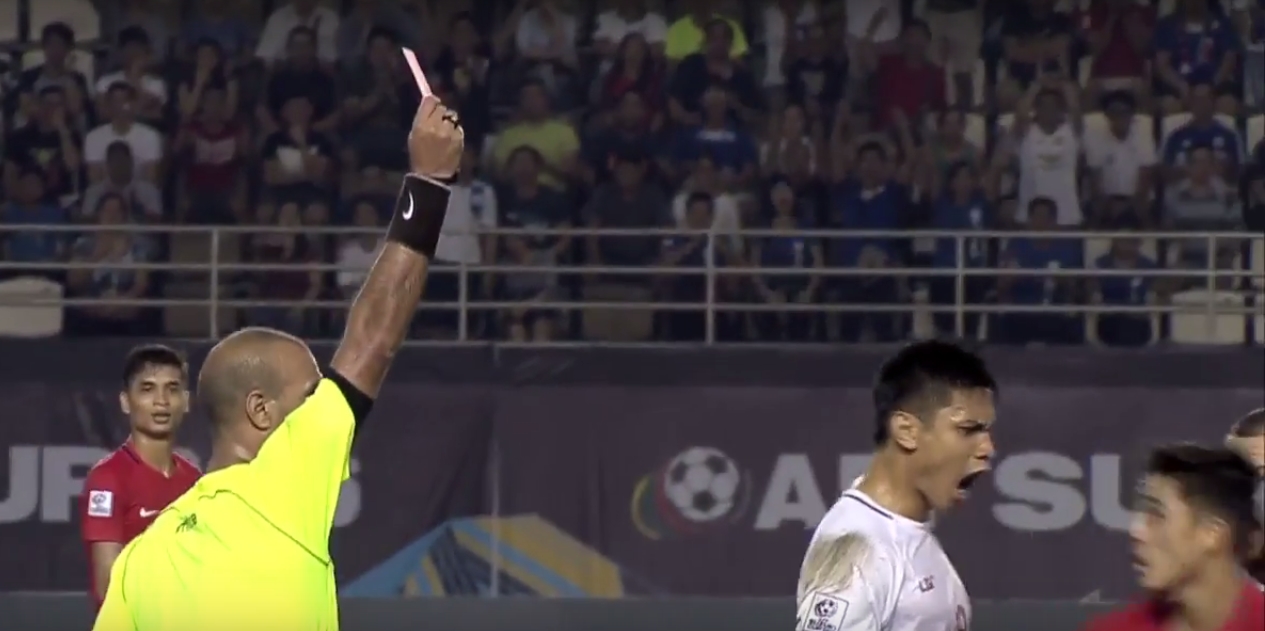 Chiếc thẻ đỏ đầu tiên ở AFF Cup 2016