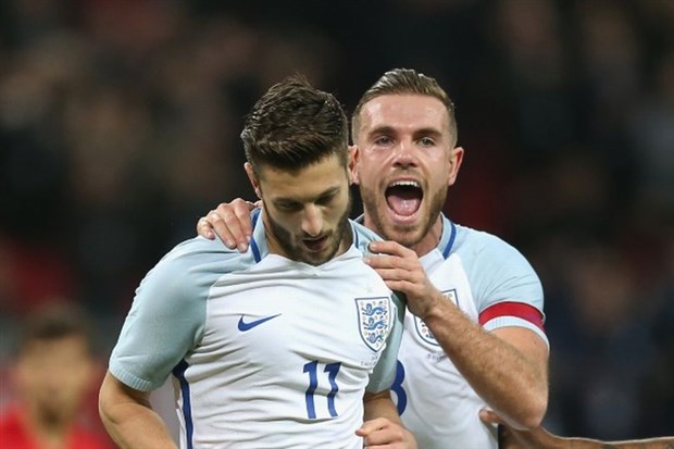 Ảnh bài viết Lallana, Henderson cũng đi 'vui vẻ' trong ngày Rooney lên báo