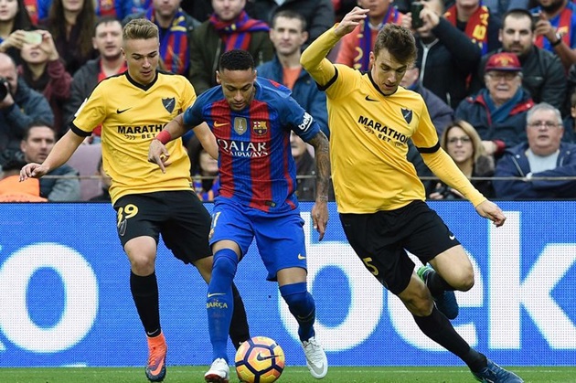 Malaga nhận 2 thẻ đỏ, Barca vẫn bất lực chia điểm trên sân nhà