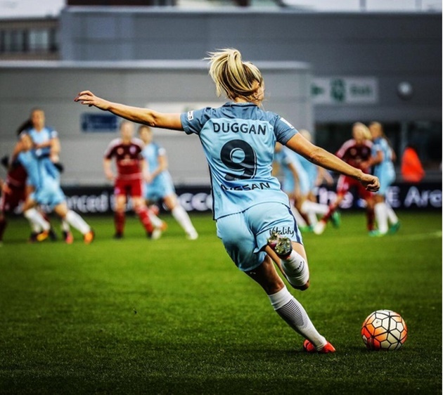 Ngẩn ngơ trước nữ tiền đạo Man City