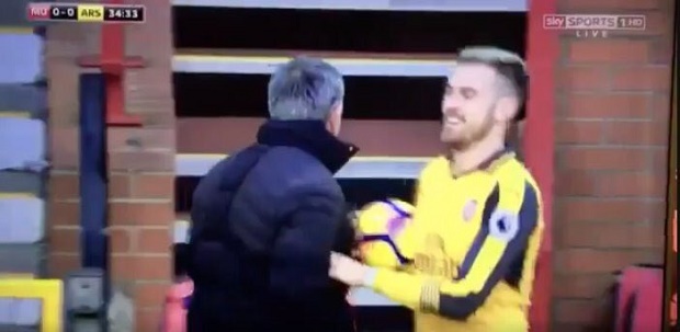 Sao Arsenal khiến CĐV 'phát cuồng' vì dám 'cười vào mặt Mourinho'