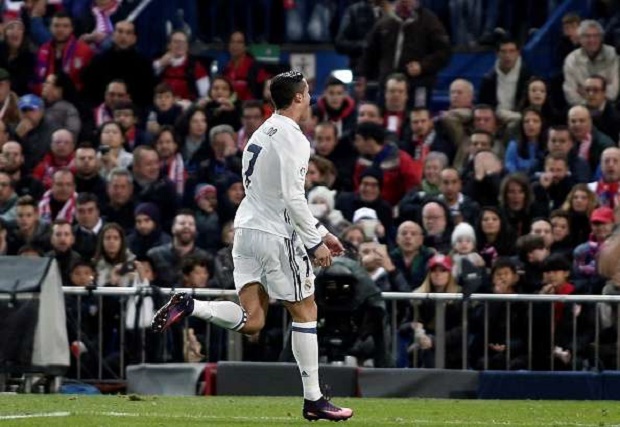 "Messi thiên tài nhưng Ronaldo xứng đáng nhận bóng vàng"