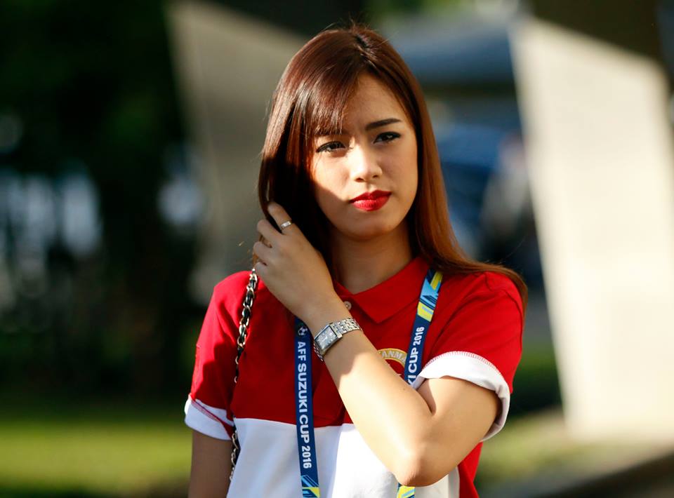 Những "bông hoa" tươi tắn trên khán đài Thuwanna - Myanmar