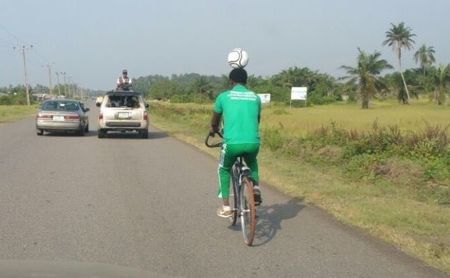 Đặt bóng trên đầu, cầu thủ lập kỷ lục đạp xe 103 km