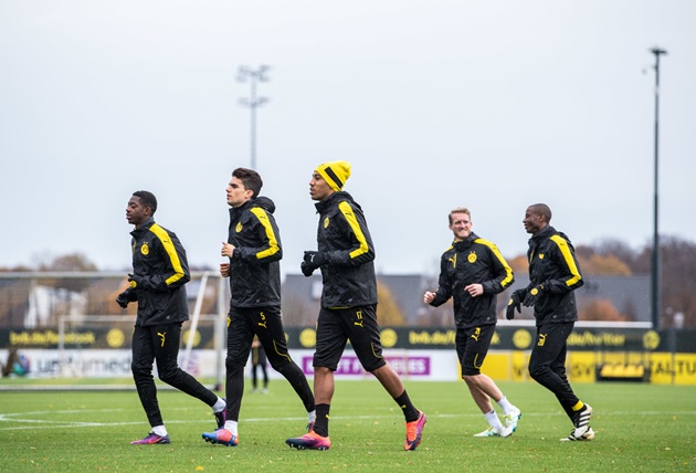 Dortmund tập nặng dưới mưa, quyết tâm giữ ngôi đầu bảng F