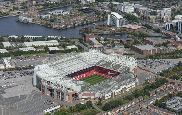 Fan trốn vé bằng cách qua đêm trong toilet sân Old Trafford