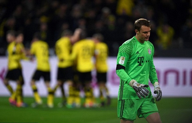 Manuel Neuer khiến người Bayern đau đầu
