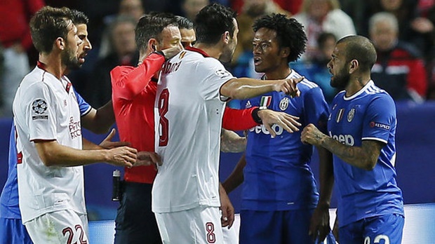 5 điểm nhấn Sevilla 1-3 Juventus: Mark Clattenburg và những quyết định gây tranh cãi