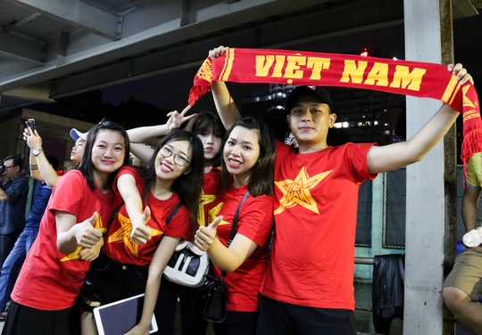 Ảnh bài viết Cận cảnh: CĐV rực lửa trên khán đài cổ vũ cho ĐT Việt Nam