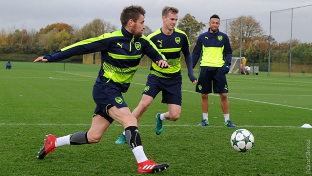 Chùm ảnh: Người thừa Debuchy trở lại, Arsenal quyết chiến PSG