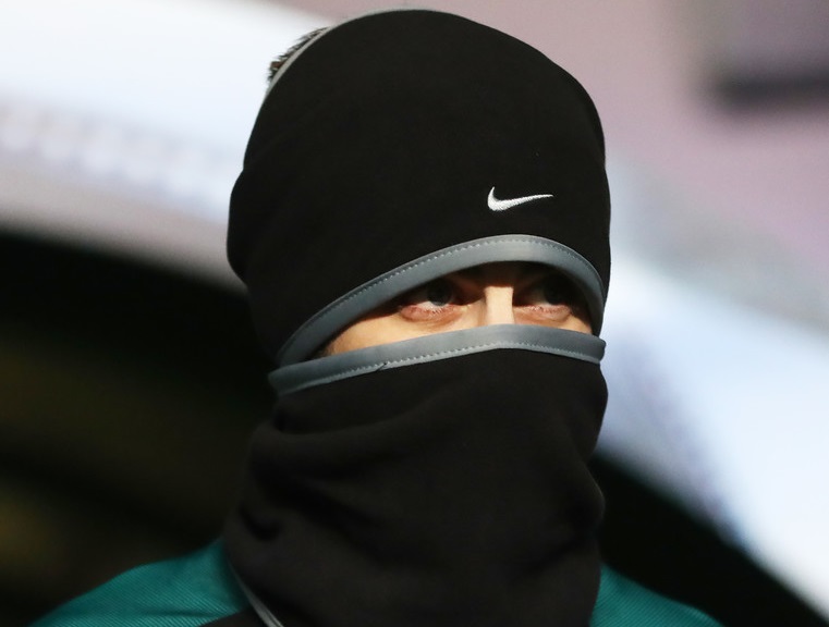 Gerard Pique hóa ninja, Messi tự sưởi ấm trên sân tập trước trận gặp Celtic