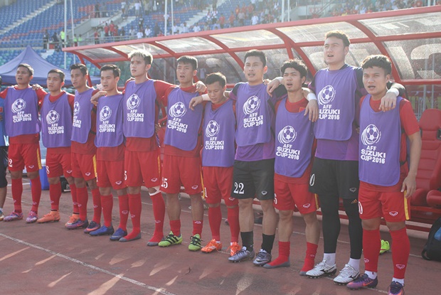 Ảnh bài viết Lãnh đạo LĐBĐ Việt Nam xuống sân động viên Công Phượng