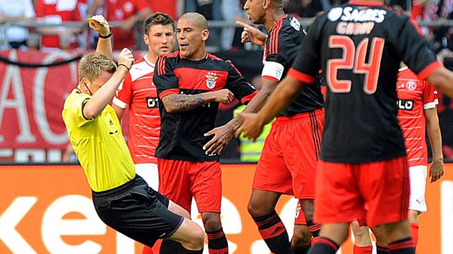 Ảnh bài viết Những tình huống cầu thủ đòi 'phang' luôn cả trọng tài