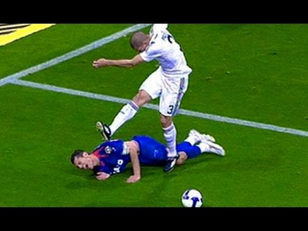 Ảnh bài viết Những tình huống nổi máu điên trên sân cỏ