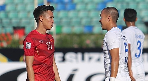 Ảnh bài viết Quế Ngọc Hải suýt "tẩn nhau" với hậu vệ Malaysia