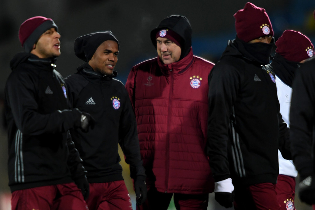 Thầy trò Ancelotti trùm 'kín mít' trong buổi tập trên đất Nga