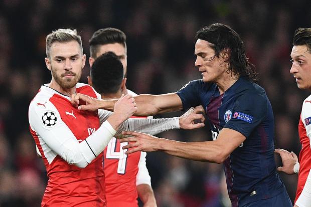 Ảnh bài viết Tình huống Edinson Cavani "gạt tay vào má" Aaron Ramsey