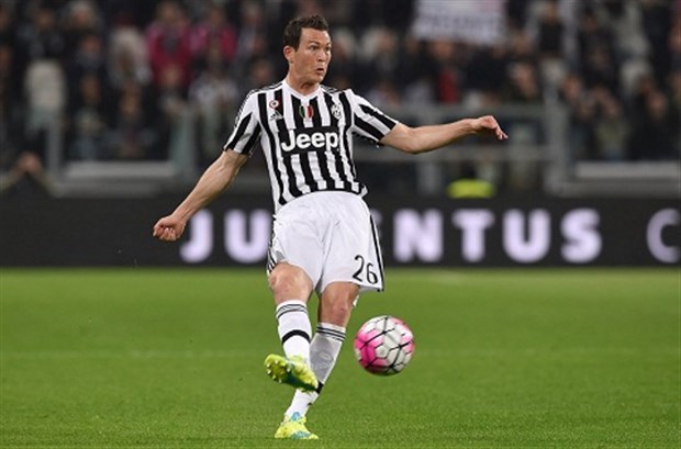 Juventus hết giận, Lichtsteiner sẽ được đá Champions League