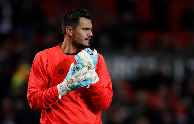 Sergio Romero phản xạ như điện cứu M.U khỏi bàn thua