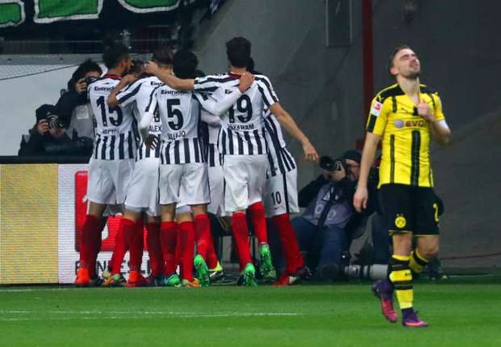 Đánh bại Dortmund, Frankfurt tạm đuổi kịp Hùm xám