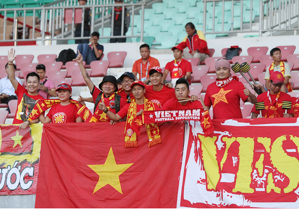 Ảnh bài viết Đội tuyển Việt Nam tri ân người hâm mộ trên sân Wunna Theikdi