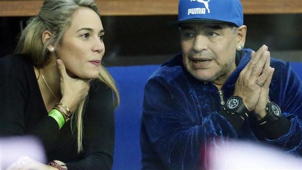 Maradona đầy hạnh phúc đi xem tennis cùng người tình trẻ 