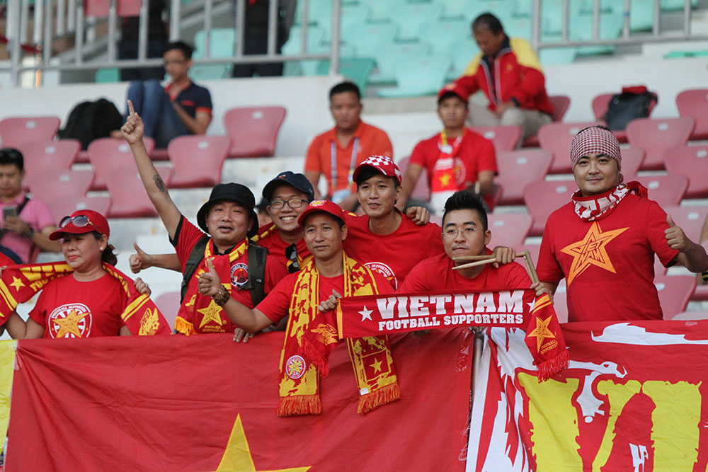 Ảnh bài viết Tuyển Việt Nam tri ân người hâm mộ trên sân Wunna Theikdi
