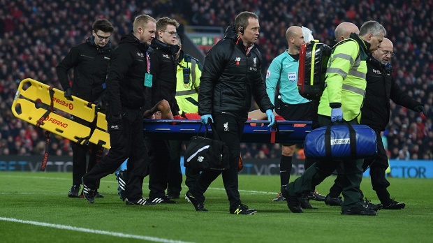 Coutinho rời sân bằng cáng, CĐV Liverpool 'gào khóc'