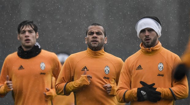 Độc bá tại Serie A, Juventus vẫn phải đội mưa luyện tập