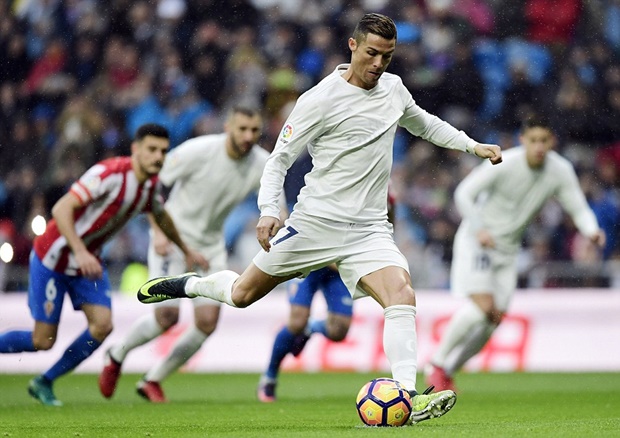 Ronaldo lập cú đúp, Real 'nhọc nhằn' giữ lại 3 điểm trên Bernabeu