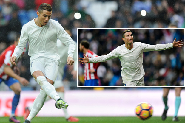 Ronaldo tỏa sáng dưới cơn mưa trên sân Bernabeu