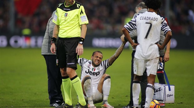 Bị gãy xương, Dani Alves có nguy cơ nghỉ hết mùa 
