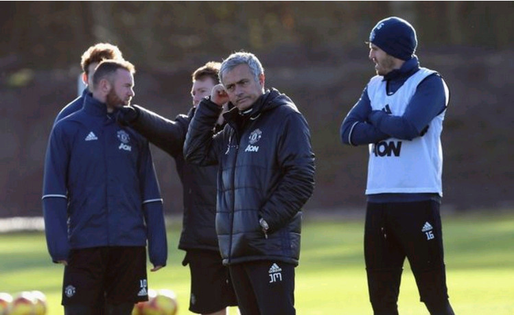 Giữa bão chỉ trích, Mourinho đăm chiêu nhìn học trò tập luyện