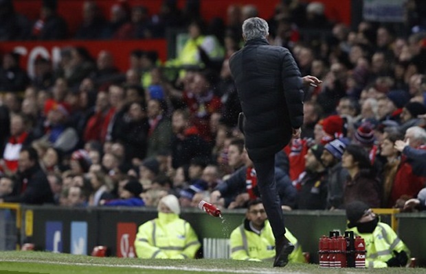 Trút giận vào chai nước, Mourinho bị đuổi lên khán đài