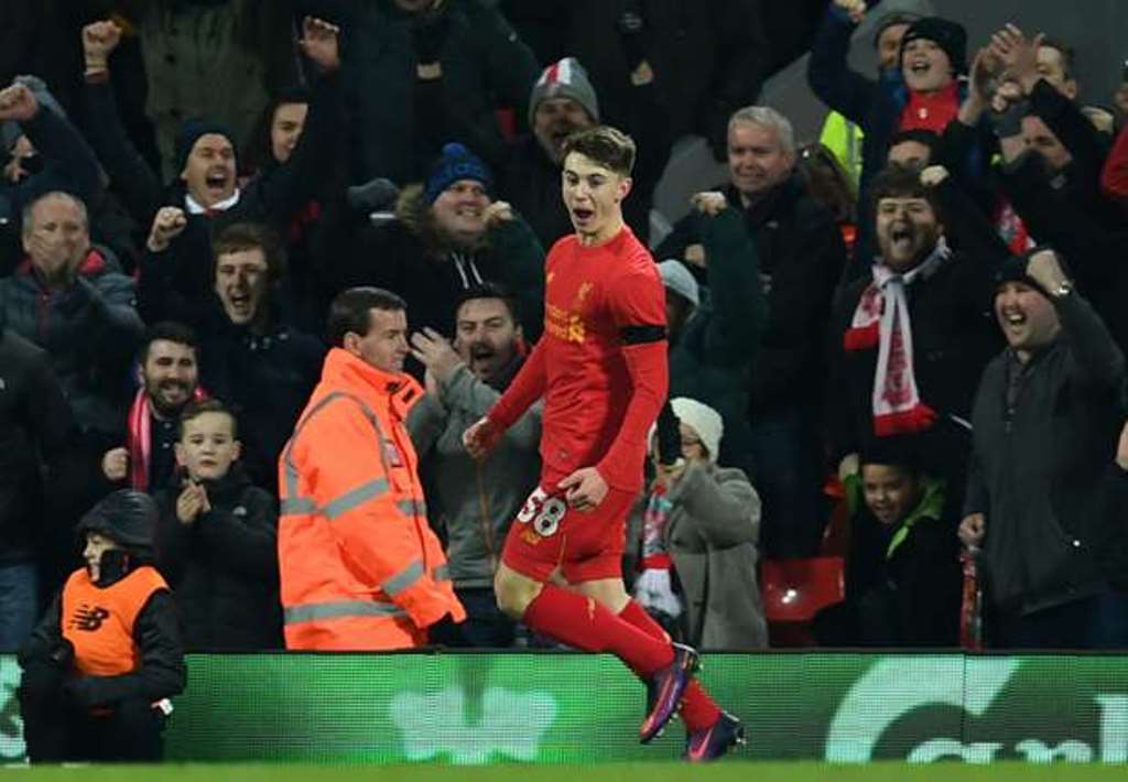 Ben Woodburn trở thành tay săn bàn trẻ nhất lịch sử Liverpool