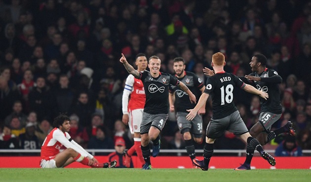 Arsenal bị chấm dứt chuỗi bất bại, nên buồn hay vui?