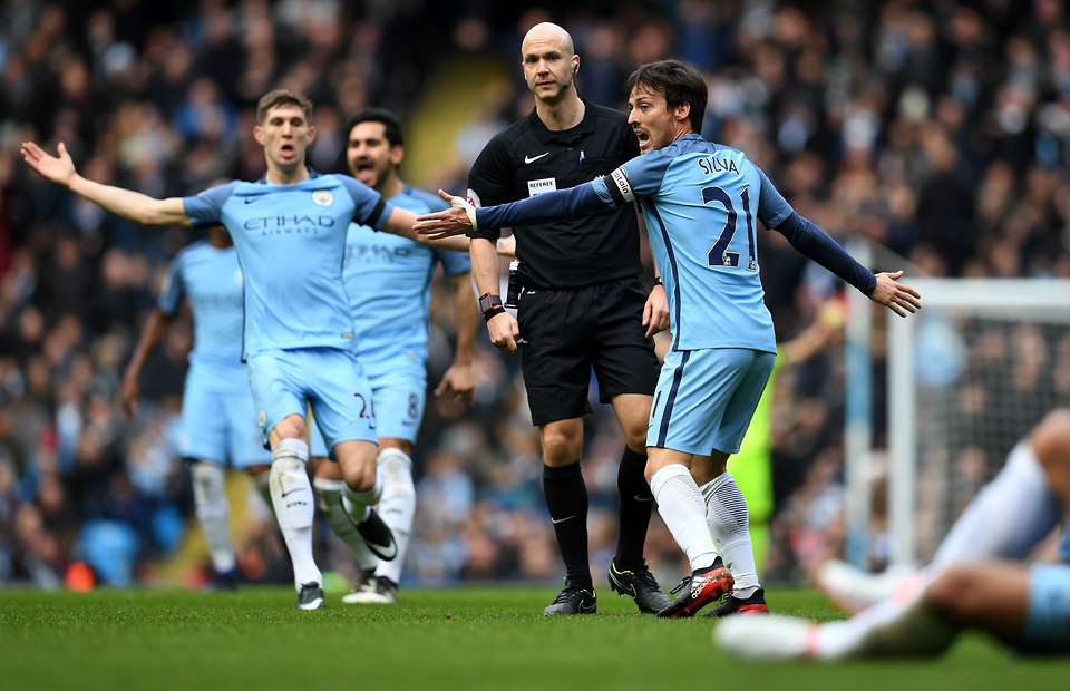 Ảnh bài viết Dân mạng dậy sóng sau pha phạm lỗi của Luiz với Aguero