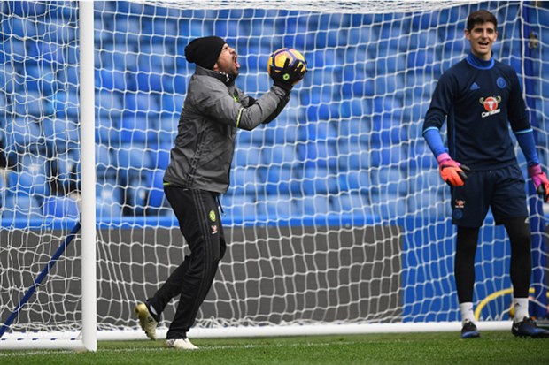 Diego Costa làm trò 'giải nhiệt' cho buổi tập của Chelsea