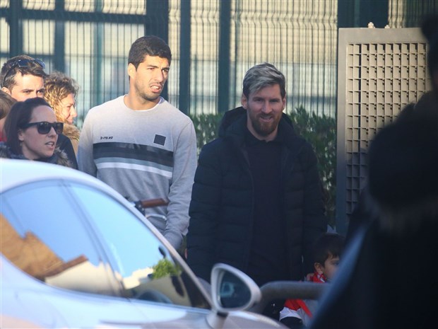 Messi và Suarez 'hẹn hò' đi xem các quý tử đá bóng