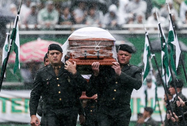 Cả trời cũng 'khóc thương' tiễn đưa các thành viên Chapecoense tử nạn 