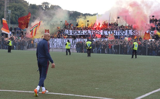 CĐV mang pháo làm 'loạn' sân tập của Roma trước thềm Derby