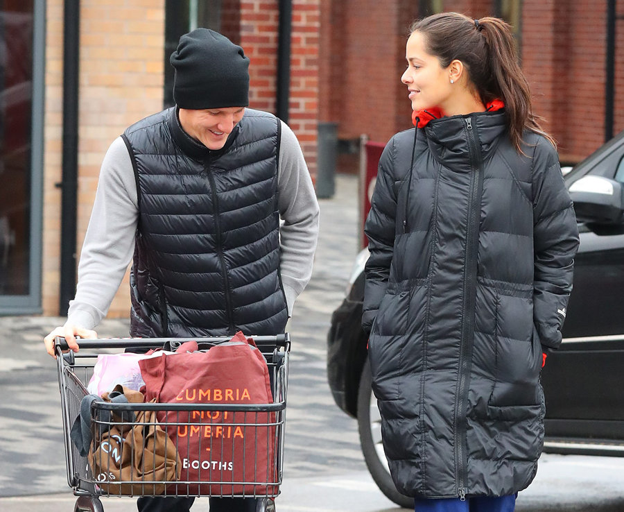 Schweinsteiger vui vẻ đi mua sắm cùng vợ sau khi trở lại thi đấu