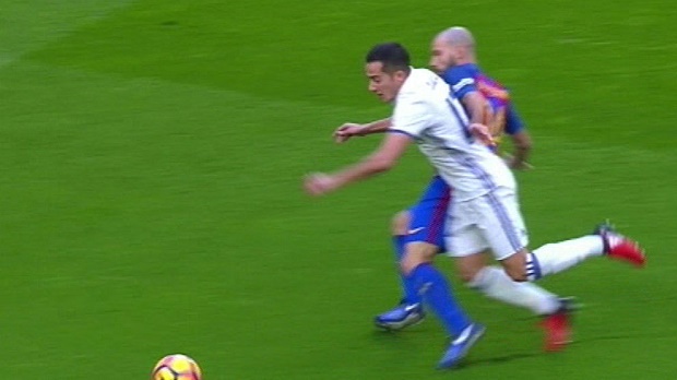 Siêu kinh điển: Trọng tài cướp trắng quả penalty của Real?