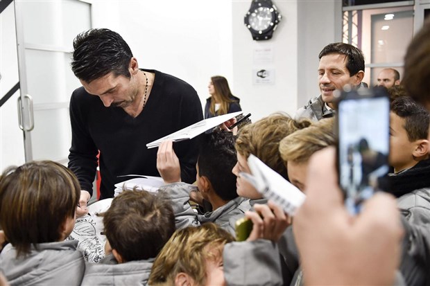 Buffon 'mỏi tay' ký thiệp Giáng Sinh tặng các sao nhí Juventus