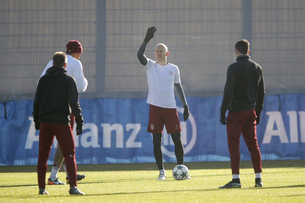 Tập quá hăng, Robben bị chảy máu mũi ngay trên sân
