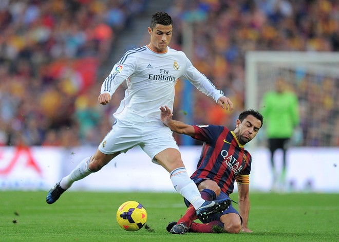 Xavi sốc trước thông tin Ronaldo trốn thuế