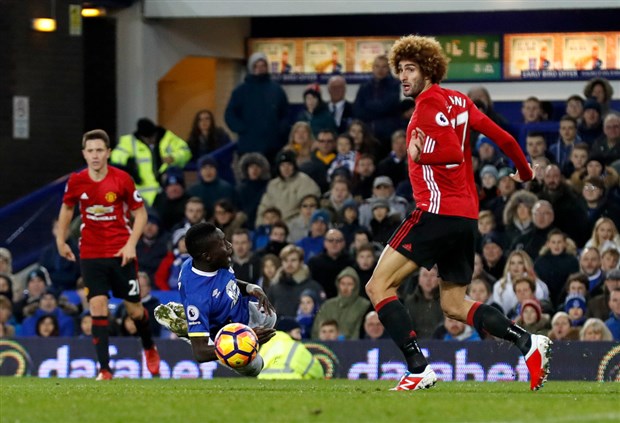 Ảnh bài viết Fellaini sống khó tại Man Utd, West Ham liền vào cuộc